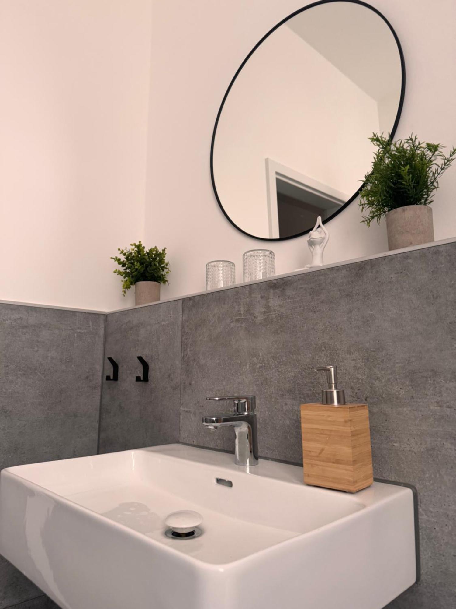 Studio Apartment Im Zentrum Mit Parkplatz & Neuem Badezimmer Magdeburgo Exterior foto